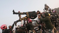 Aksi tentara wanita unjuk kebolehan bermotor.