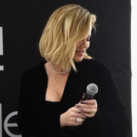 Kalau rambutmu agak bergelombang seperti Khloe Kardashian, hairstylist Justine Marjan mengatakan, guntingan blunt cut masih bisa dikreasikan. Hanya saja perlu sedikit ditipiskan di bagian bawahnya agar tak terlihat terlalu kaku. Foto: Getty Images