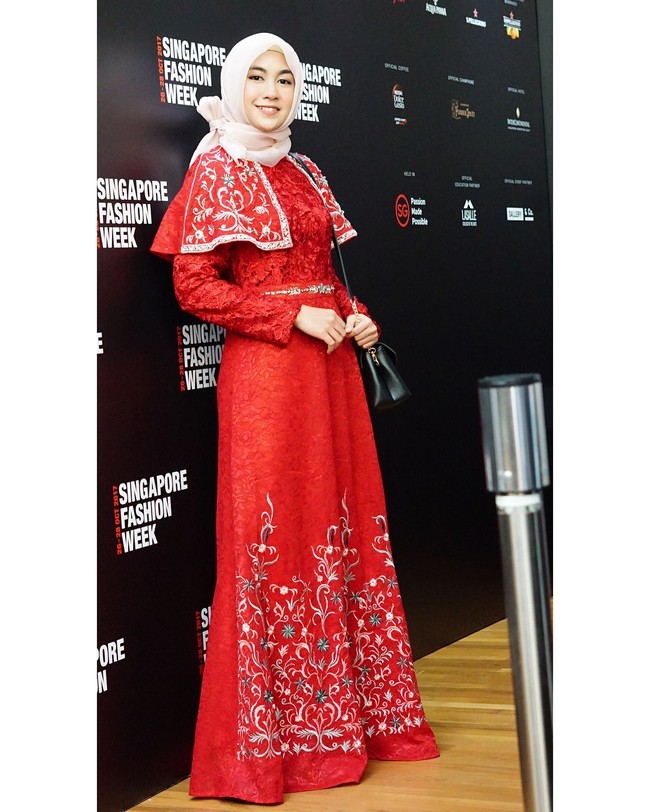 Nama Anisa Rahma terbawa-bawa karena Joshua Suherman yang membanding-bandingkan dirinya dan Cheryl Juno baik secara popularitas maupun agama. Meski demikian, Anisa Rahma tak tersangkut kasus tersebut. Daripada berbicara gosip, lebih baik melihat inspirasi penampilannya ketika tampil simpel dengan baju pesta. Foto: Dok. Instagram @anisarahma_12