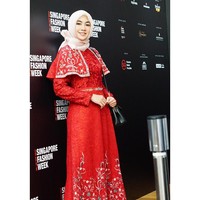 Nama Anisa Rahma terbawa-bawa karena Joshua Suherman yang membanding-bandingkan dirinya dan Cheryl Juno baik secara popularitas maupun agama. Meski demikian, Anisa Rahma tak tersangkut kasus tersebut. Daripada berbicara gosip, lebih baik melihat inspirasi penampilannya ketika tampil simpel dengan baju pesta. Foto: Dok. Instagram @anisarahma_12