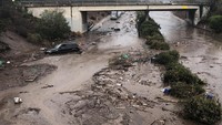 Lumpur longsor yang menimbun wilayah tersebut hingga sepinggang orang dewasa, membuat lebih dari 48 kilometer jalan raya pesisir utama tak dapat dilalui. Mike Eliason/Santa Barbara County Fire Department/Handout via REUTERS.