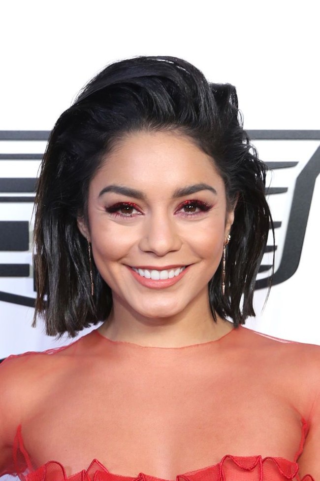 Blunt cut merupakan potongan rambut bob yang tegas, rata dan tidak di-trim (ditipiskan) atau di-layer. Menghasilkan kesan yang modern dan segar, seperti gaya Vanessa Hudgens yang satu ini Foto: Getty Images
