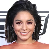 Blunt cut merupakan potongan rambut bob yang tegas, rata dan tidak di-trim (ditipiskan) atau di-layer. Menghasilkan kesan yang modern dan segar, seperti gaya Vanessa Hudgens yang satu ini Foto: Getty Images