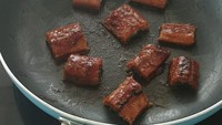 Kecintaan Radit pada belut memang terbukti karena ia memasak belutnya sendiri. Pria kelahiran 33 lalu ini bahkan bertanya pada netizen Masak belut lagi. Ada yg mau tau resepnya gak? Foto: instagram raditya_dika