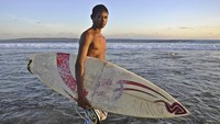 Foto: Para peselancar, baik dari dalam maupun luar negeri pasti ke Pantai Nemberala kalau mau surfing. Pantai ini dikenal punya gulungan ombak yang panjang dan besar, dengan ketinggian ombak bisa sampai 3 kali orang dewasa. (Tuti Widiastuti/dTraveler)