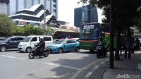 Karena para pengendara tidak perlu lagi memutar arah untuk dapat sampai ke HI atau Monas. Foto: Motor melintas di Thamrin (Dwi-detikcom)