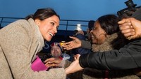 Banyak warga yang sudah menunggu di depan stasiun radio. Mereka menyalami Markle hingga memberi buket bunga. 