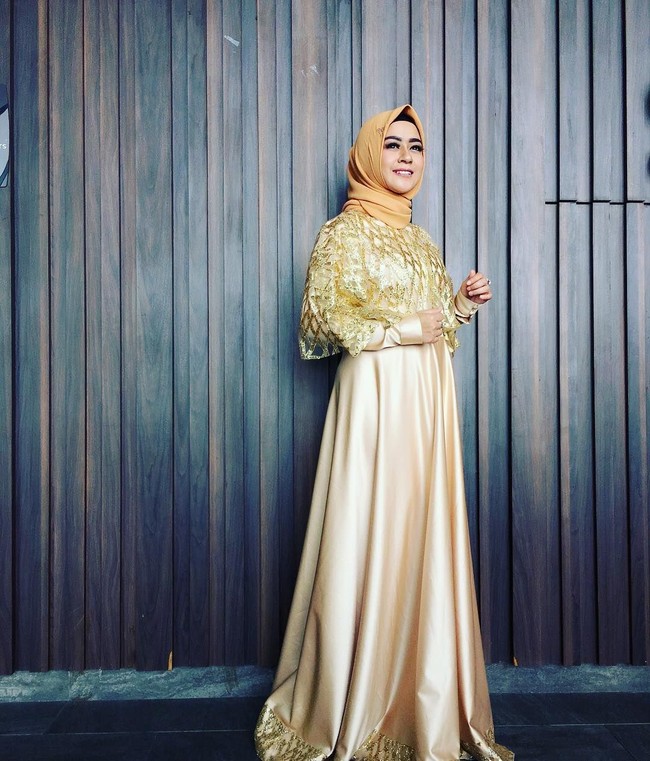 Shinta Tanjung berbusana anggun dan elegan dalam dress bernuansa gold yang materialnya satin. Keruudngnya juga disesuaikan dengan warna gamisnya agar terlihat matching. Foto: Dok. Instagram @chintatanjung