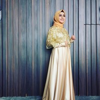 Shinta Tanjung berbusana anggun dan elegan dalam dress bernuansa gold yang materialnya satin. Keruudngnya juga disesuaikan dengan warna gamisnya agar terlihat matching. Foto: Dok. Instagram @chintatanjung