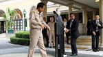 Ketika Sosok PM Thailand Berubah Jadi Replika Karton