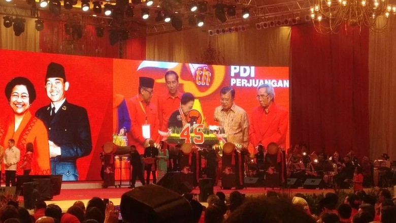 HUT Ke-45 PDIP, Tumpeng Pertama Diberikan Megawati untuk Jokowi HUT Ke-45 PDIP, Tumpeng Pertama Diberikan Megawati untuk Jokowi