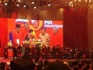 HUT Ke-45 PDIP, Tumpeng Pertama Diberikan Megawati untuk Jokowi