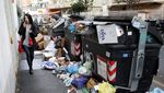 Ih..Jorok! Sampah Berserakan dan Menggunung di Jalanan Roma