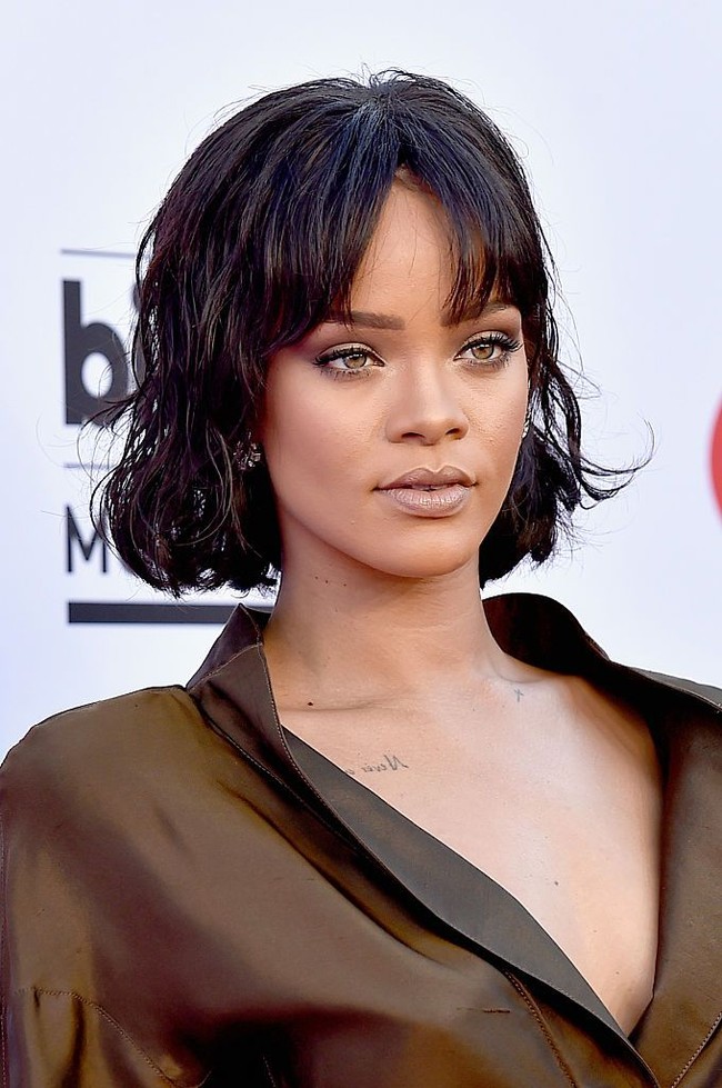 Kalau rambutmu sudah tebal, kamu dapat melakukan blunt-cut layers pada bagian dalam rambut. Jadi bagian atas rambut masih terlihat panjang dan rata. Seperti gaya rambut Rihanna ini. Foto: Getty Images