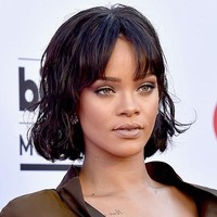 Kalau rambutmu sudah tebal, kamu dapat melakukan blunt-cut layers pada bagian dalam rambut. Jadi bagian atas rambut masih terlihat panjang dan rata. Seperti gaya rambut Rihanna ini. Foto: Getty Images