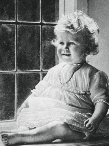 Gemasnya Foto Throwback Ratu Elizabeth Kecil yang Mirip Putri Charlotte