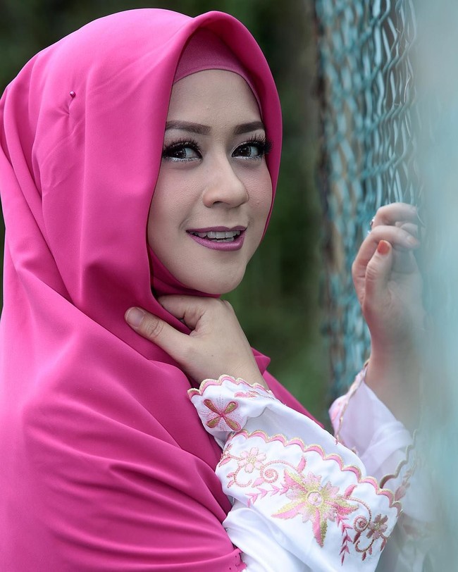 Shinta Tanjung suka tampil syari dengan busana menutup dada. Dalam kesehariannya, ia tak melulu memakai khimar namun terkadang menggunakan jilbab yang dikreasikan menutup dada. Ia juga selalu menggunakan gamis yang tak memperlihatkan lekuk tubuh. Foto: Dok. Instagram @chintatanjung
