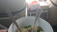 Setelah puas menyantap hidangan kesukaannya. Radit punya menu diet yang bikin perutnya tetap rata. Seperti ini, brokoli dan telur. Foto: instagram raditya_dika