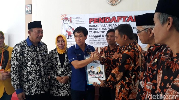 Sholawat Badar Iringi Pendaftaran Paslon Moeljo Atine ke KPUD