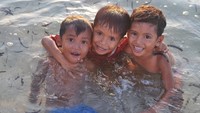 Foto: Kalau sore, biasanya ada anak-anak desa setempat yang main air di pantai ini. Mereka ramah, murah senyum dan enjoy diajak foto-foto. (Krismawan Satya Aji Laksana/dTraveler)