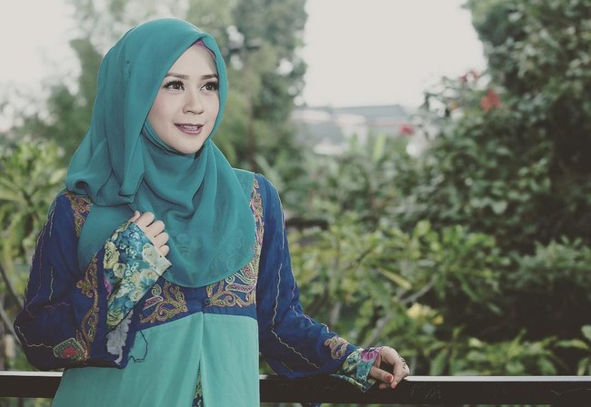 Manisnya Shinta Tanjung saat menggunakan gamis hijau tosca dengan pilihan kerudung senada. Penampilannya dilengkapi riasan yang natural sehingga terlihat cantik alami.  Foto: Dok. Instagram @chintatanjung