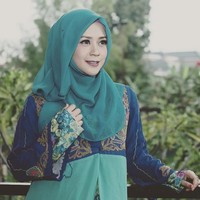 Manisnya Shinta Tanjung saat menggunakan gamis hijau tosca dengan pilihan kerudung senada. Penampilannya dilengkapi riasan yang natural sehingga terlihat cantik alami.  Foto: Dok. Instagram @chintatanjung