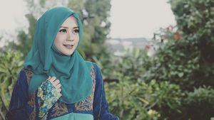 Foto: Gaya Syari Shinta Tanjung, Si Cantik Mantan Istri Ustaz Zacky Mirza