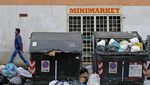 Ih..Jorok! Sampah Berserakan dan Menggunung di Jalanan Roma