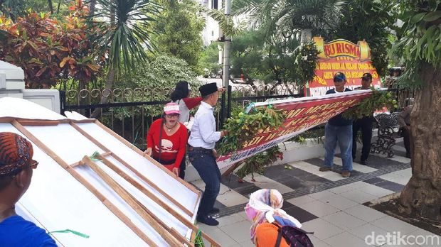Karangan bunga penolakan Tri Rismaharini sebagai cawagub dicopot/