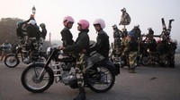 Aksi tentara wanita unjuk kebolehan bermotor.