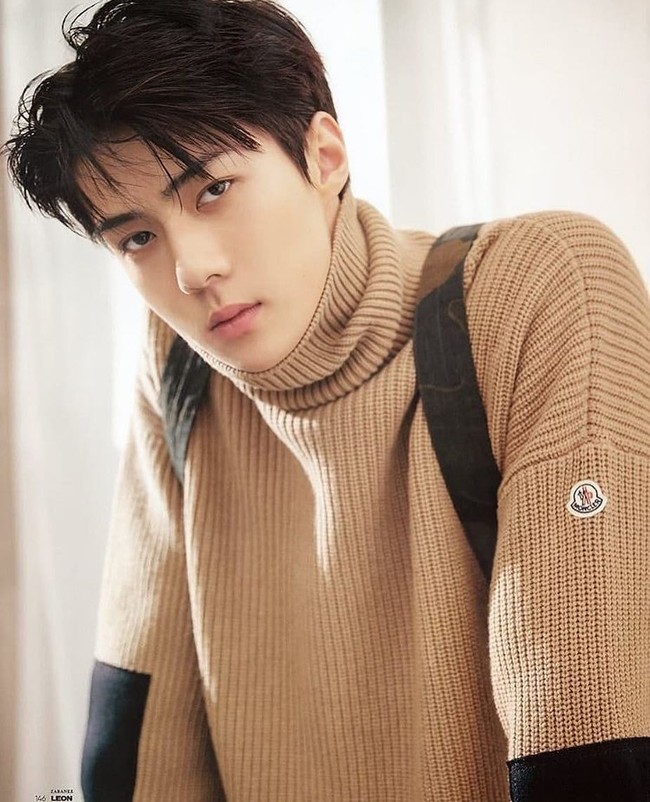 Member EXO lain yang punya bentuk wajah sempurna adalah Sehun EXO. Wajah tampan ditambah tubuh kekar dan suara berat Sehun memang membuatnya jadi favorit para fans. Foto: Instagram