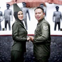 Angel Lelga dan Vicky Prasetyo juga mengambil tema sejarah dan budaya pada foto prewedding-nya. Mereka memakai kostum pahlawan dan berfoto di beberapa tempat seperti Lubang Buaya, Monas, dan Istiqlal. Foto: Dok. Instagram