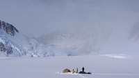 Bagaimana para pendaki tidur kalau matahari bersinar 24 jam terus? Pendaki bakal mencari bayangan gunung (Linden Mallory/RMI Expeditions)