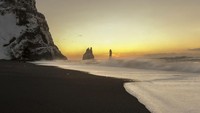 Pantai Reynisfjara dengan pasir hitamnya muncul dalam Rogue One: A Star Wars Story sebagai Planet Eadu (Loop Images/Ed Rhodes/Passage/Getty Images)