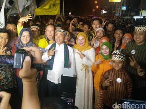 Sambil Diarak, Rahmat Effendi-Tri Adhianto Daftar ke KPU Kota Bekasi