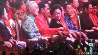 Dalam peringatan HUT PDIP ini, Megawati duduk di bangku barisan depan dengan diapit Jokowi dan Jusuf Kalla.