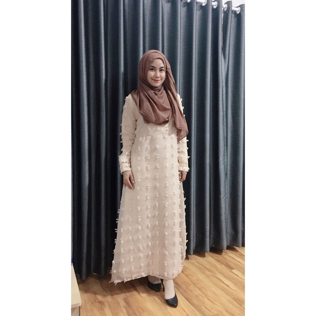 Seperti kali ini, wanita 27 tahun itu tampil feminin dalam balutan terusan panjang berbulu warna broken white. Gaya busana Anisa Rahma ini bisa menjadi inspirasi saat datang ke pesta ulang tahun atau wisuda. Foto: Dok. Instagram @anisarahma_12