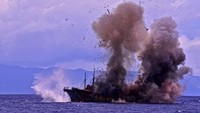 Penampakan kapal saat diledakan. Dok. Humas Kementerian Kelautan dan Perikanan.