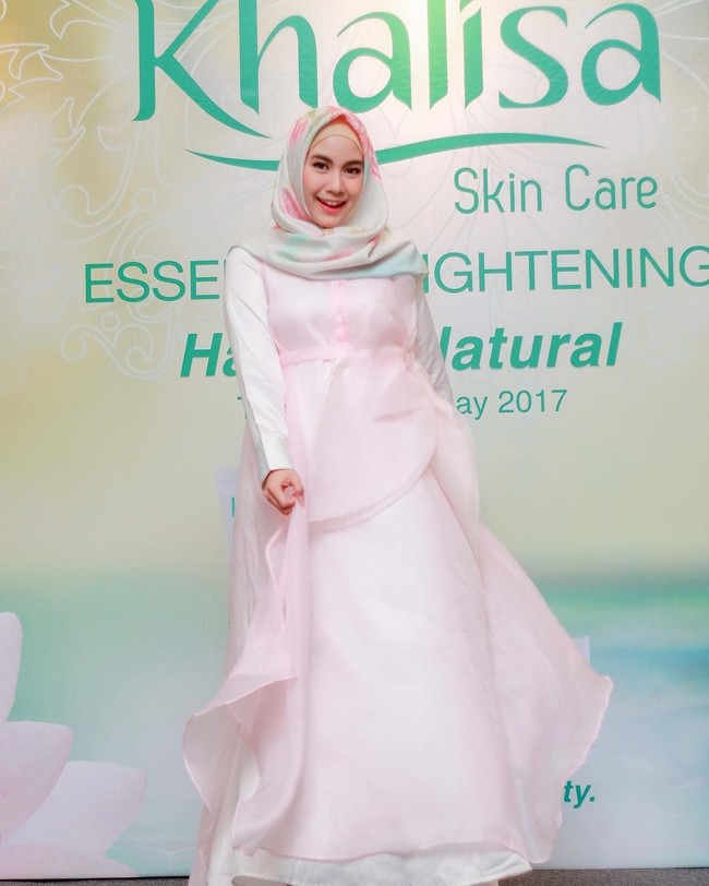 Ini gaya Anisa Rahma mengenakan dress putih yang dilapis material organza merah muda. Penampilannya semakin cantik dengan hijab corak. Foto: Dok. Instagram @anisarahma_12