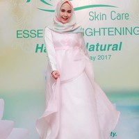 Ini gaya Anisa Rahma mengenakan dress putih yang dilapis material organza merah muda. Penampilannya semakin cantik dengan hijab corak. Foto: Dok. Instagram @anisarahma_12