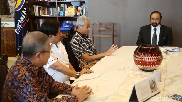 Calon Gubernur Jawa Tengah Ganjar Pranowo mendatangi kantor DPP Partai NasDem di Jakarta, Rabu (10/1/2018). Kedatangan Ganjar yang disambut oleh Ketua Umum Partai Nasdem Surya Paloh ini meminta dukungan dari Partai Nasdem untuk maju dalam Pemilihan Gubernur Jawa Tengah dalam pilkada serentak 2018.