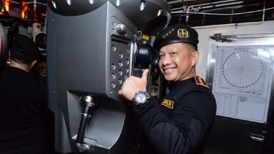 Momen Kapolri Diberi Brevet dari TNI AL di KRI Nagapasa 403