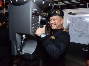 Momen Kapolri Diberi Brevet dari TNI AL di KRI Nagapasa 403
