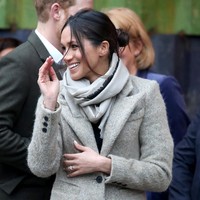 Dua sejoli ini terlihat serasi dengan busana bernuansa keabuan. Bergandengan tanga, keduanya pun tak sungkan memamerkan kemesraan di depan publik. Foto: Getty Images