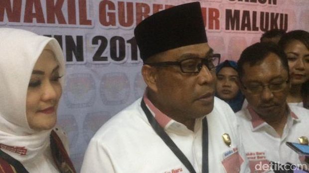 Naik Replika Kapal Ikan, Irjen Murad-Barnabas Daftar ke KPU Maluku