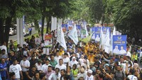 Potret ramainya pendukung yang ingin mengatar Khofifah dan Emil ke KPUD Jatim (Foto: ANTARA FOTO/Zabur Karuru)