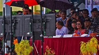 Menteri Kelautan dan Perikanan Susi Pudjiastuti selaku Komandan Satgas 115, melakukan teleconverence dan memberikan instruksi penenggelaman Kapal Ilegal Asing, ke 12 lokasi penenggelaman di Stadion 7 Syawal, Morela, Ambon. Dok. Humas Kementerian Kelautan dan Perikanan.