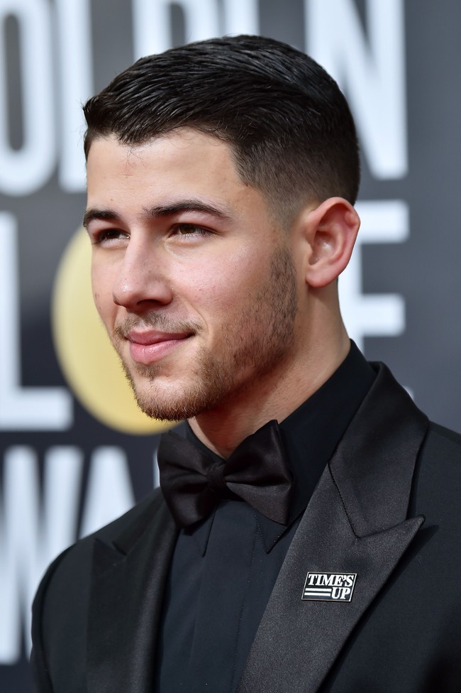 Nick Jonas mengaku pernah melihat tiga UFO ketika diwawancara Seth Meyers. Saat usiaku kira-kira 14 tahun, aku sedang di halaman belakang main basket bersama beberapa teman dan melihat langit, dan di sana ada tiga cawan. Jadi penganut kepercayaan kalau alien itu ada, ucap suami Priyanka Chopra itu. Foto: Getty Images
