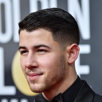 Nick Jonas mengaku pernah melihat tiga UFO ketika diwawancara Seth Meyers. Saat usiaku kira-kira 14 tahun, aku sedang di halaman belakang main basket bersama beberapa teman dan melihat langit, dan di sana ada tiga cawan. Jadi penganut kepercayaan kalau alien itu ada, ucap suami Priyanka Chopra itu. Foto: Getty Images