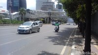 Tidak hanya ke HI-Monas, akses menuju perkantoran di sekitar Thamrin pun semakin mudah. Bagi pegawai perkantoran di sekitar Sarinah tidak perlu lagi memutar melewati perempatan Thamrin yang kerap ramai. Foto: Motor melintas di Thamrin (Dwi-detikcom)